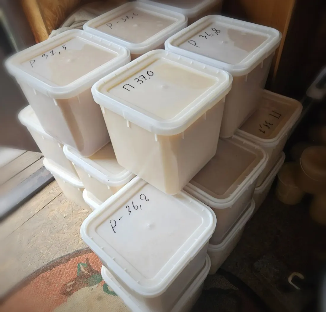 Кубы с мёдом из нашей партии, на крышках подписан вес